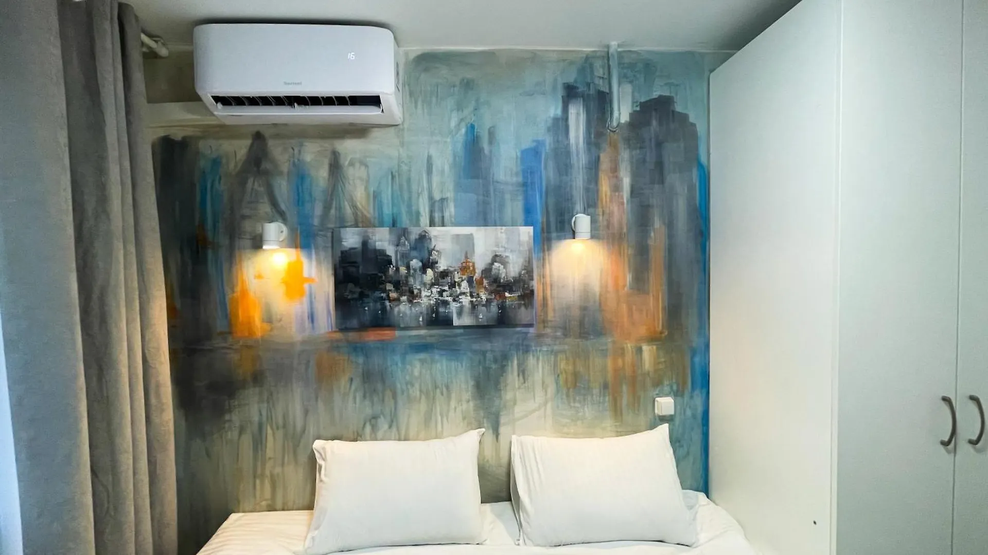 Myfreedom Apartments: Metro Klovska, Near Military Hospital Kyiv Apartment