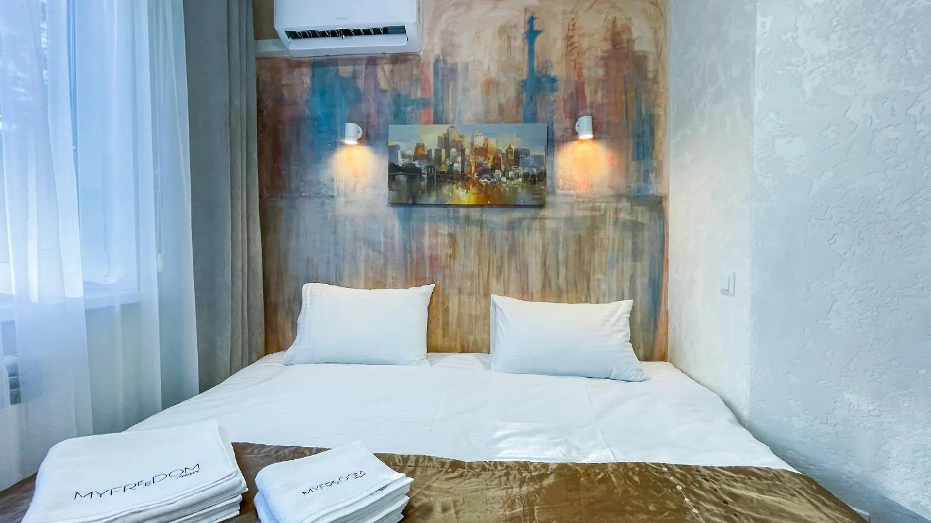 Myfreedom Apartments: Metro Klovska, Near Military Hospital Kyiv Apartment